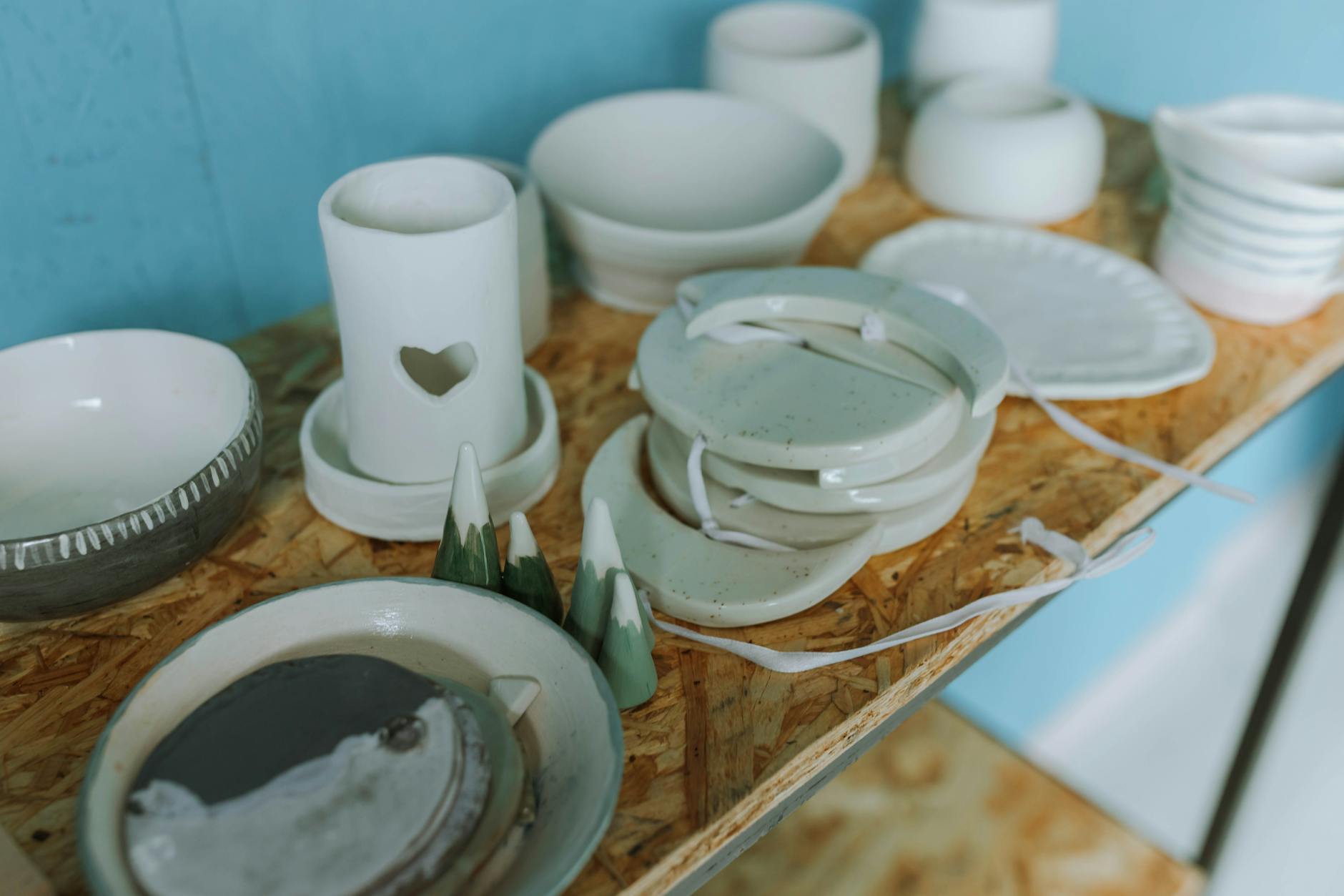 Handgefertigte Keramikstücke in der Werkstatt Tonerde
